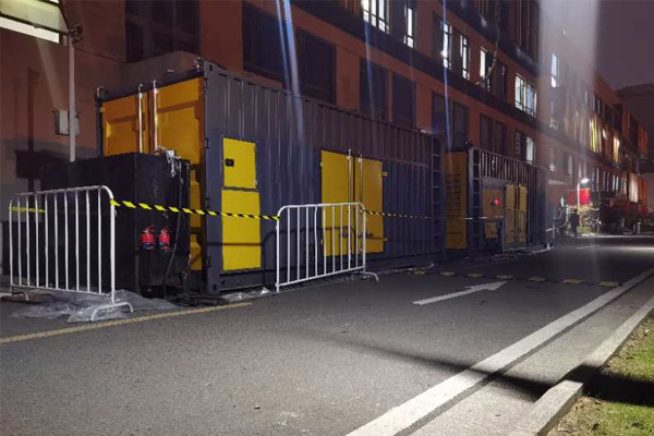 改则柴油发电机组的输出电压是如何调节的？