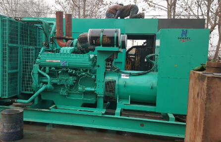 改则发电机组如何判断水冷式机油散热器内部是否需要清洗？